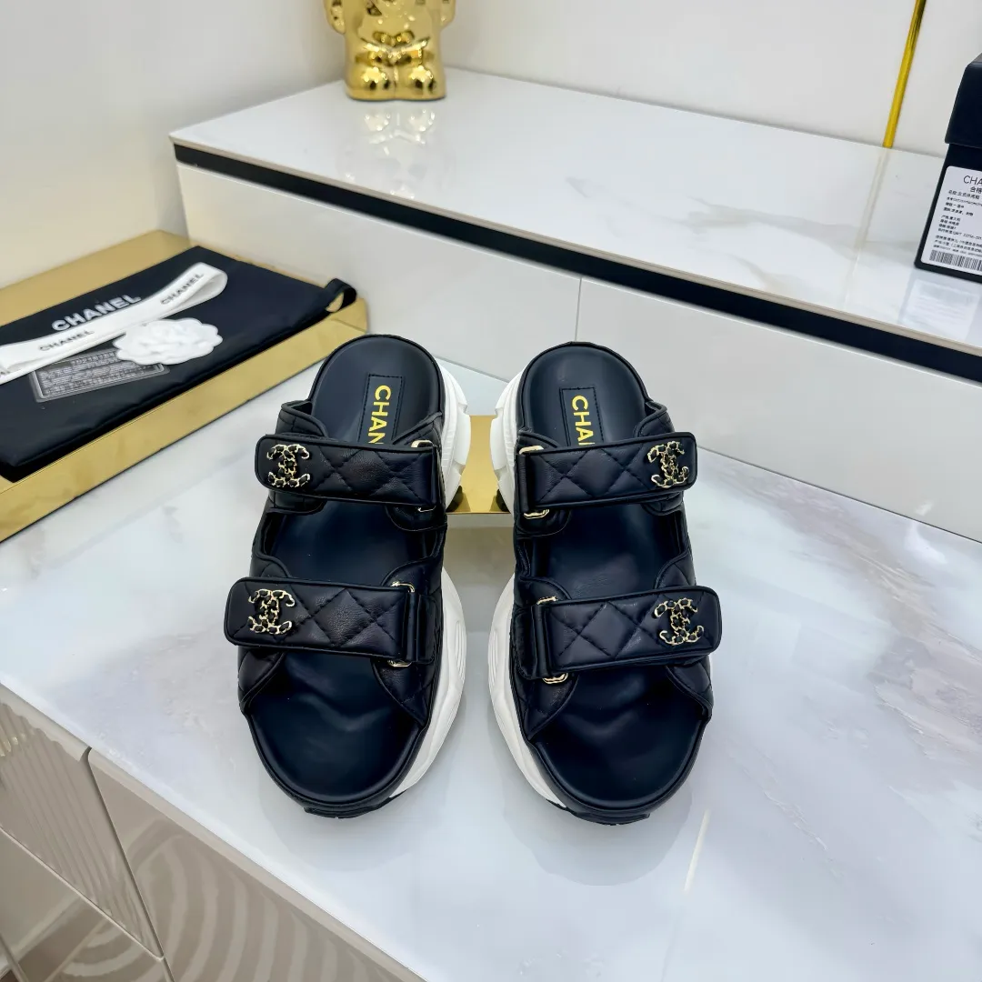 👟👟Ex-factory price 680👟👟 Top version... Chanel｜Chanel Xiaoxiang Velcro Beach Slippers Slippers Casual Beach Shoes 25ss Spring and Summer New Style! Beach shoes are a hit all over the internet! The latest model from the counter, I am still willing to buy it on my feet. It must be ranked among the most popular models. It is invincible in all seasons. Various bloggers and Internet celebrities can see the matching styles. Highly recommended. Pearlescent sheepskin upper, sheepskin lining, suede for the feet. Original open-molded TPU outsole size: 35-40 (customized for 40 and 41). Full set of original packaging 👉 👉
